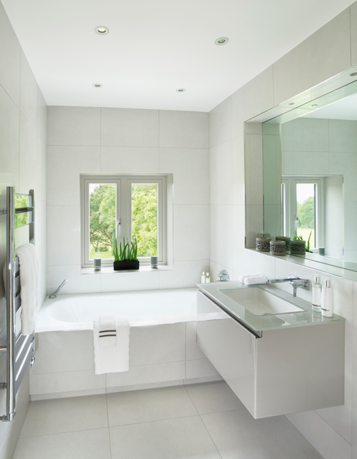 moderne badezimmermöbel, badezimmer in weiß, badewanne, waschbecken, spiegel