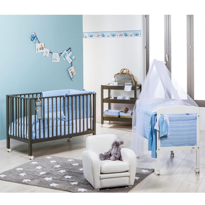 Jungenzimmer für zwei Babys, Wände in Blau und Weiß, Holzbetten mit Rollen, Ideen für Einrichtung