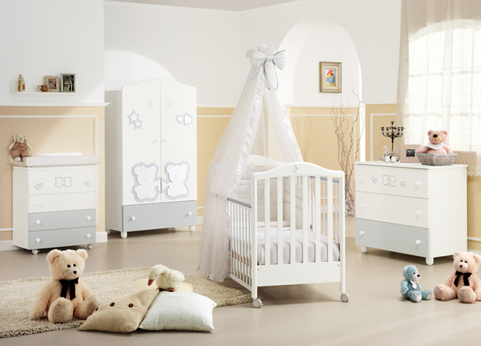 Babyzimmer einrichten und dekorieren, Wände in Gelb und Weiß, weiße Holzmöbel, Kuscheltiere auf dem Boden, Himmelbett