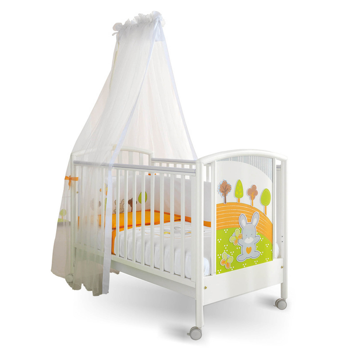weißes Himmelbett mit frischen Dekorationen, "Hase im Wald", Möbel fürs Babyzimmer auswählen