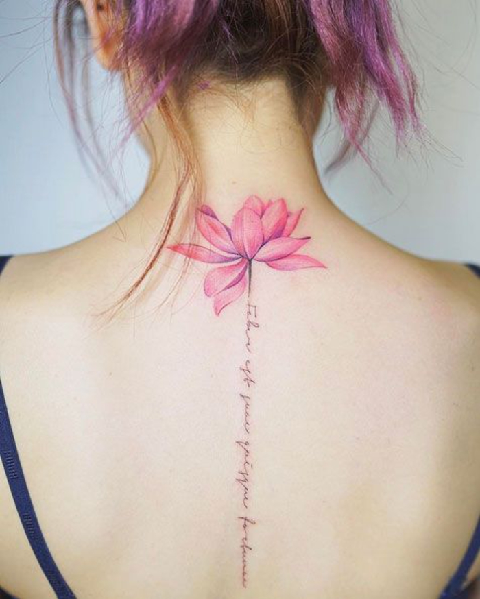 weibliche Tattoo-Motive, rosa Lotus und Handschrift, Tattoo am Rücken, coole Ideen