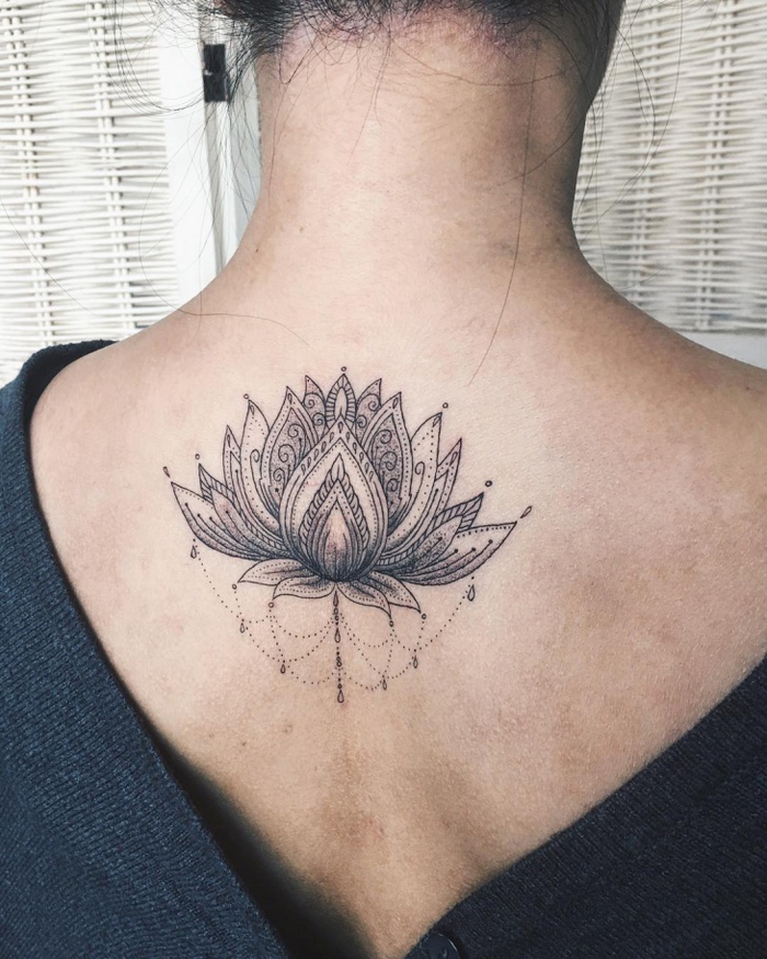 Lotus am Rücken tätowieren lassen, weibliche Tattoo-Motive, schwarz, zart