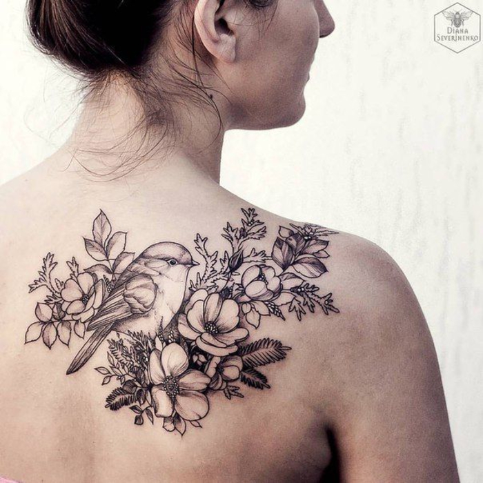 Rücken Tattoo, Spatz und Blumen, weibliche Tattoo-Motive, die effektvoll wirken