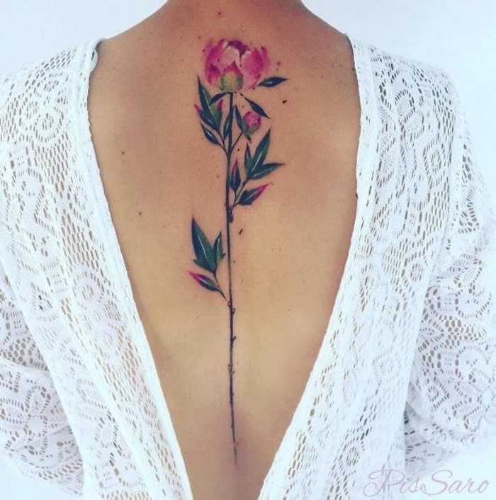 effektvolle weibliche Tattoo-Motive, große Blume, rosa und grün, tiefer Rückenausschnitt
