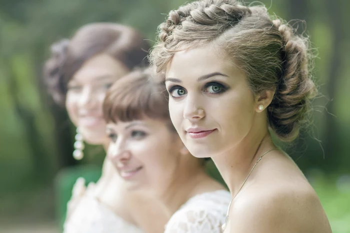 Braut und Ihre Freundinnen viele Zopffrisuren niedliche Frauen Brautjungfern Frisuren