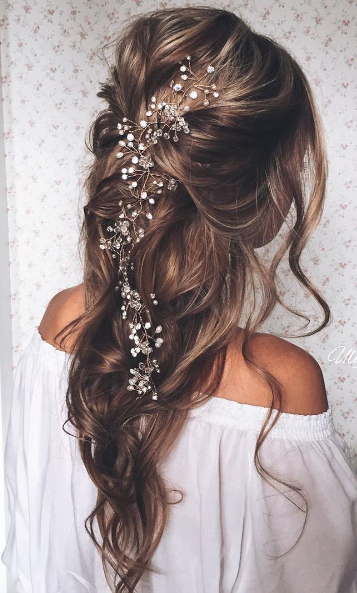 lange Haare mit Haarschmuck aus weißen Perlen im Mittelpunkt - Frisur Brautjungfer