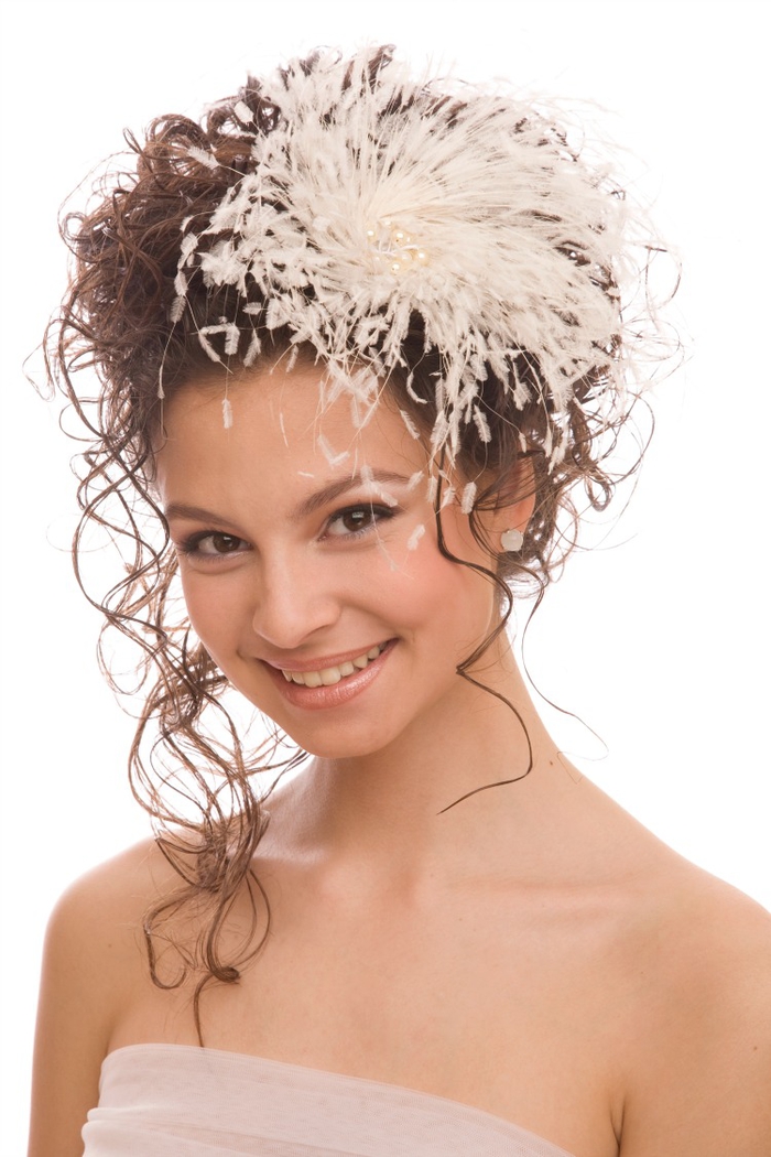 niedliches Mädchen Frisur Brautjungfer lockige Haare große weiße Blume mit Glasperlen
