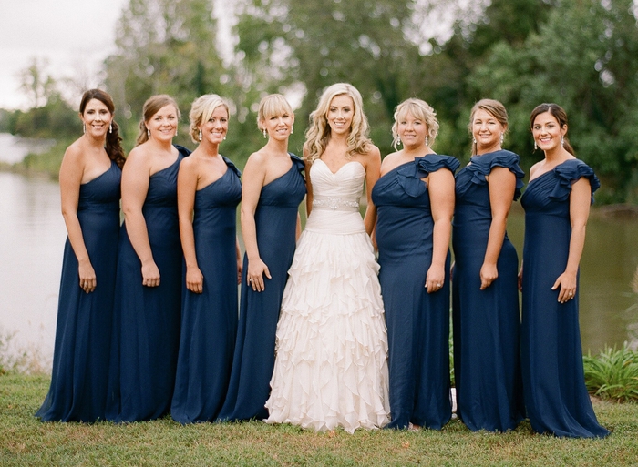 sieben Brautjungfern mit blauen Kleider um die Braut alle mit verschiedenen Frisuren Frisur Brautjungfer