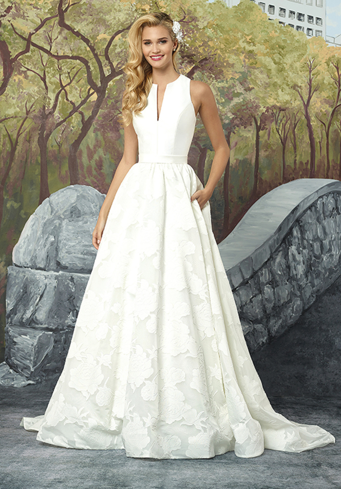 schlichtes und stilvolles Hochzeitskleid, mit V-Ausschnitt, weit und bodenlang