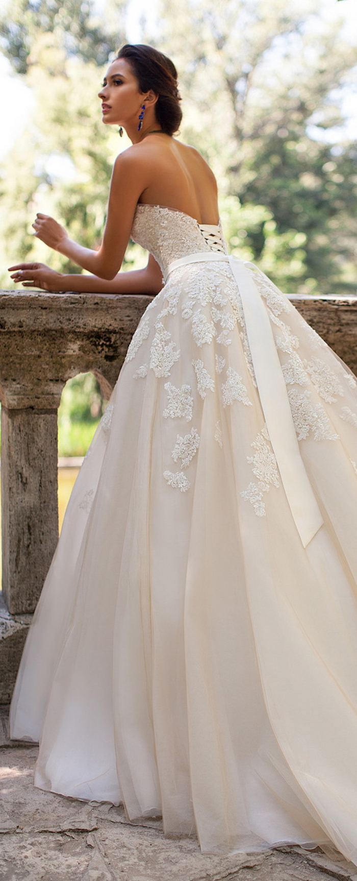weites Hochzeitskleid mit Korsett und Spitzen-Elementen, romantischer Look, trägerlos, mit tiefem Rückenausschnitt