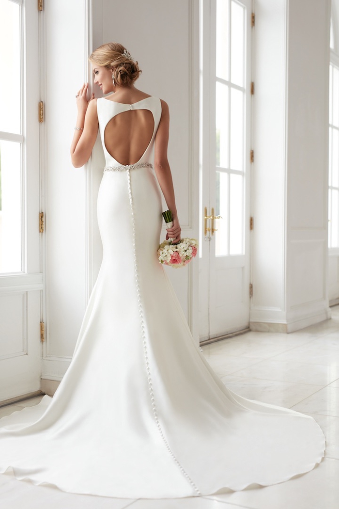 schlichtes und elegantes Brautkleid, mit langer Schleppe, Rückenausschnitt, Perlenstickerei
