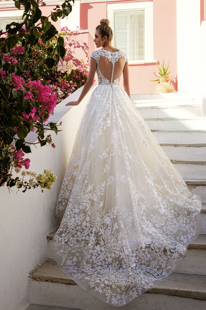 romantisches Brautkleid mit langer Schleppe, Spitzen-Elemente, herzformiger Ausschnitt