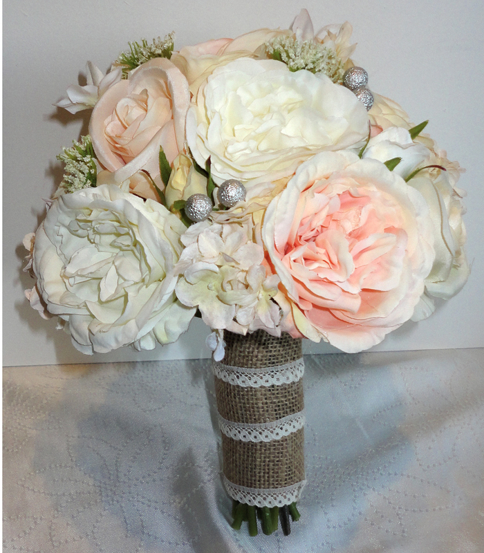 Brautstrauß vintage mit weißen und rosa Blumen silberne Dekorationen und mit Sackleinen umhüllt