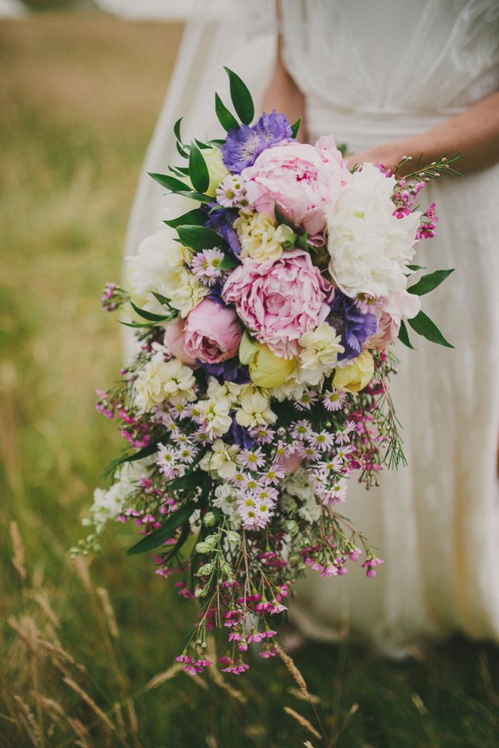 prächtiger Brautstrauß vintage mit eine Menge Feldblumen und länglicher Form