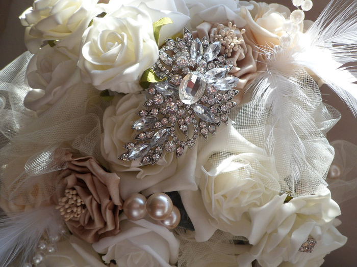 weiße Blumen und prächtige Dekoration aus Silber und Glasperlen Brautstrauß vintage