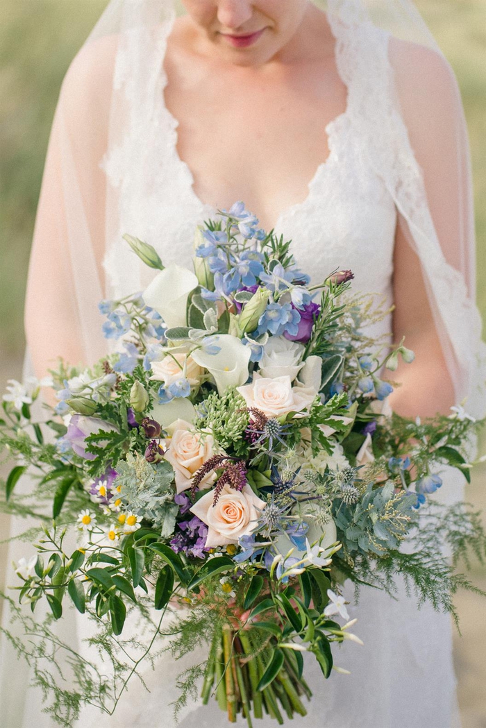 weiße und kleine blaue Blumen Feldblumen Hochzeitstrauß Frühling Brautstrauß vintage