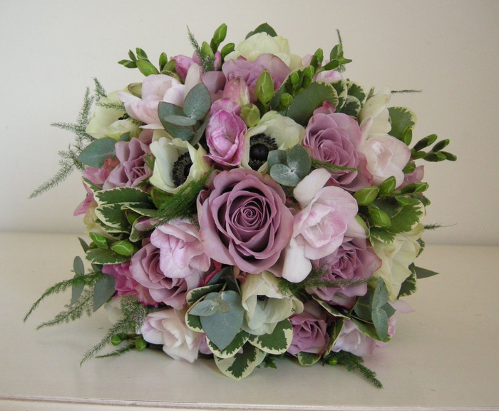 lila und rosa Blumen mit einem grünen Akzent Brautstrauß vintage für den Sommer