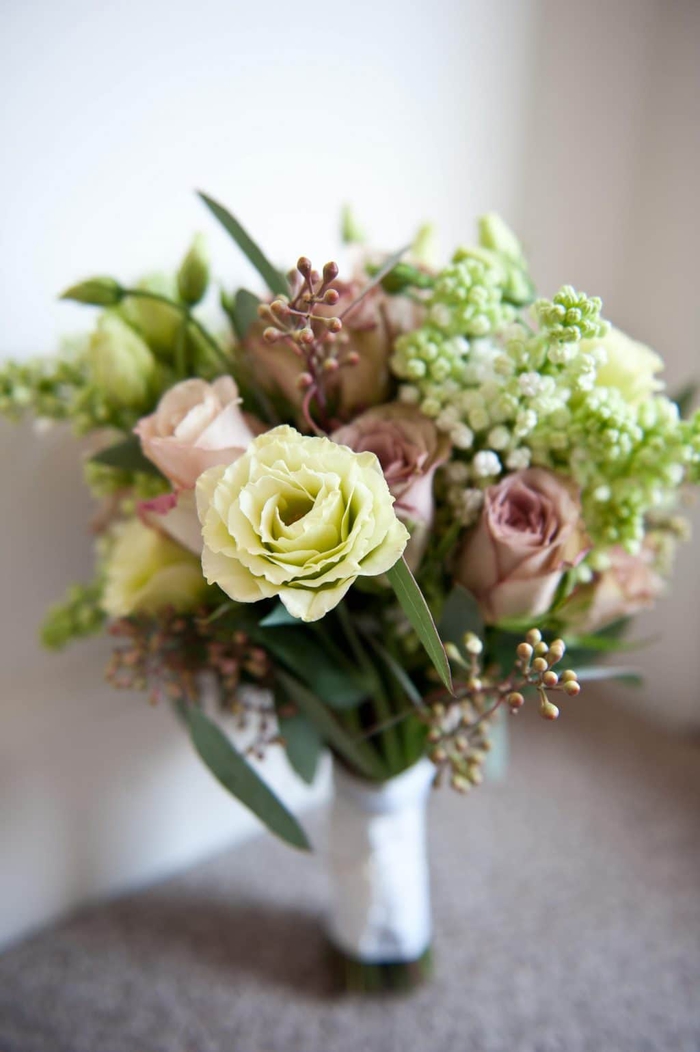 Brautstrauß vintage mit rosa und weiße Rosen verschiedene Dekoration aus Pflanzen