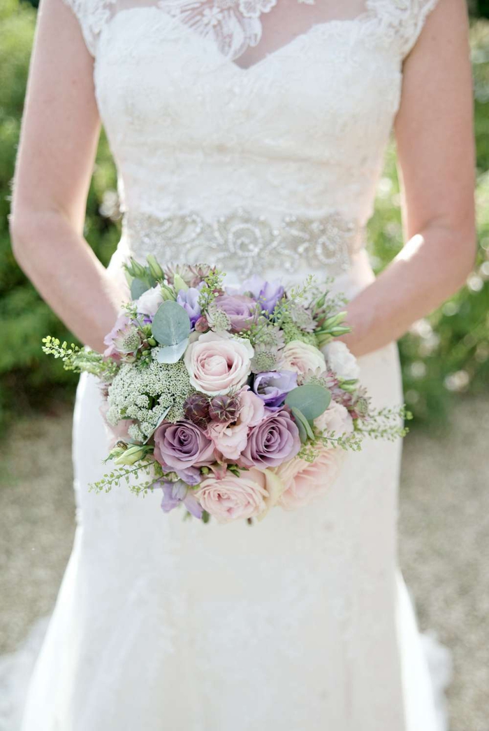 rosa und lila Blumen, grüne Akzente Hochzeitskleid mit silbernen Spitzen