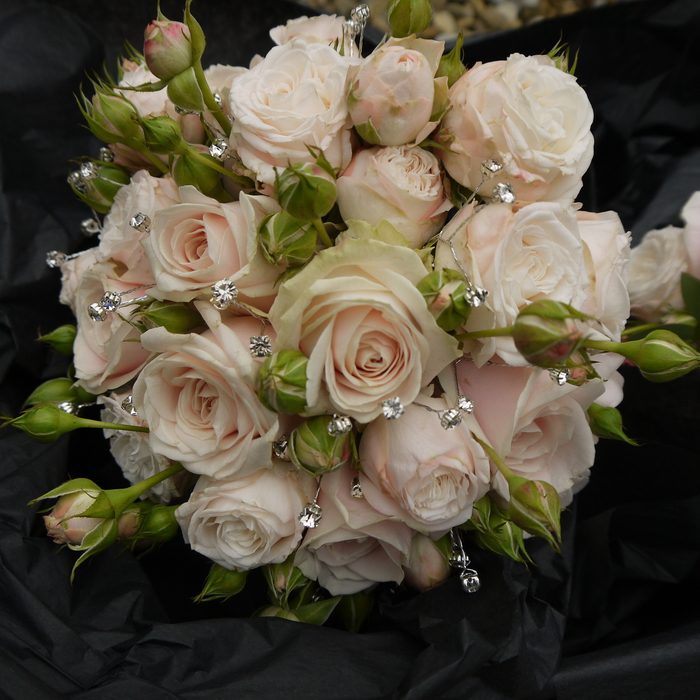 rosa Rosen in verschiedene Stufen von Wachstum und silberne Dekoration - Brautstrauß vintage