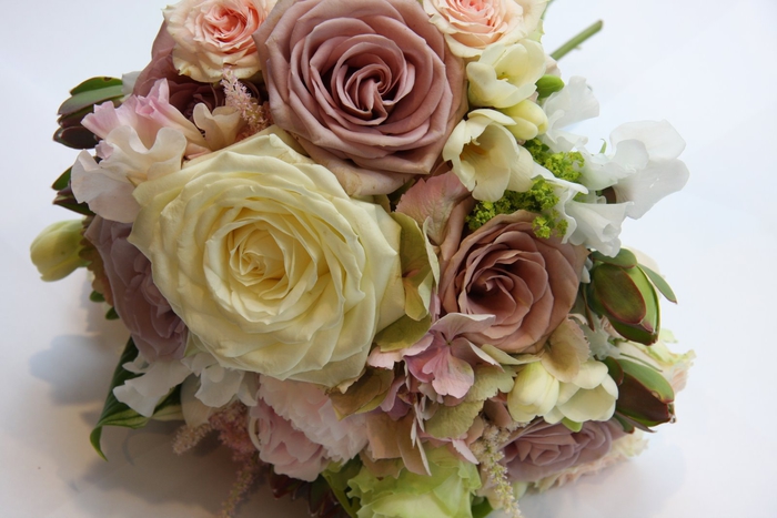 gelbe und rosa Rosen kleine grüne Pflanzen - Brautstrauß vintage