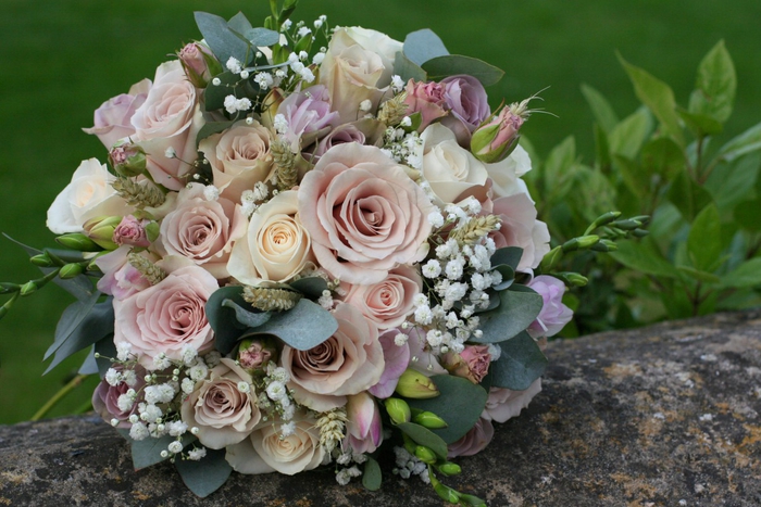 rosa Rosen und grüne Blätter kleine weiße Blumen Hochzeitsstrauß vintage