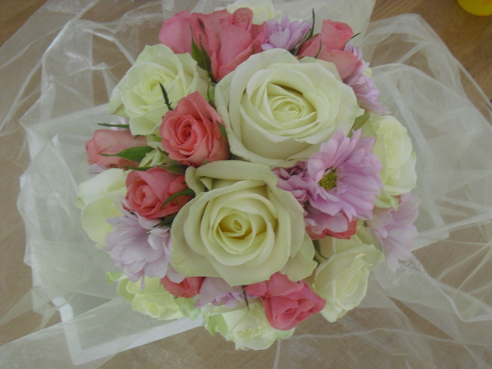 Hochzeitsstrauß vintage aus gelben und rosa Rosen und lila Blumem, weiße Dekoration