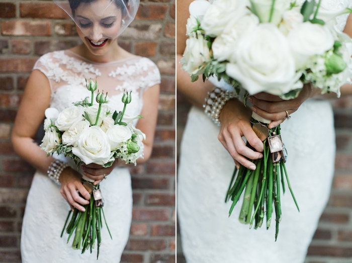 eine glückliche Braut mit Hochzeitsstrauß vintage aus weißen Blumen mit Schmuck