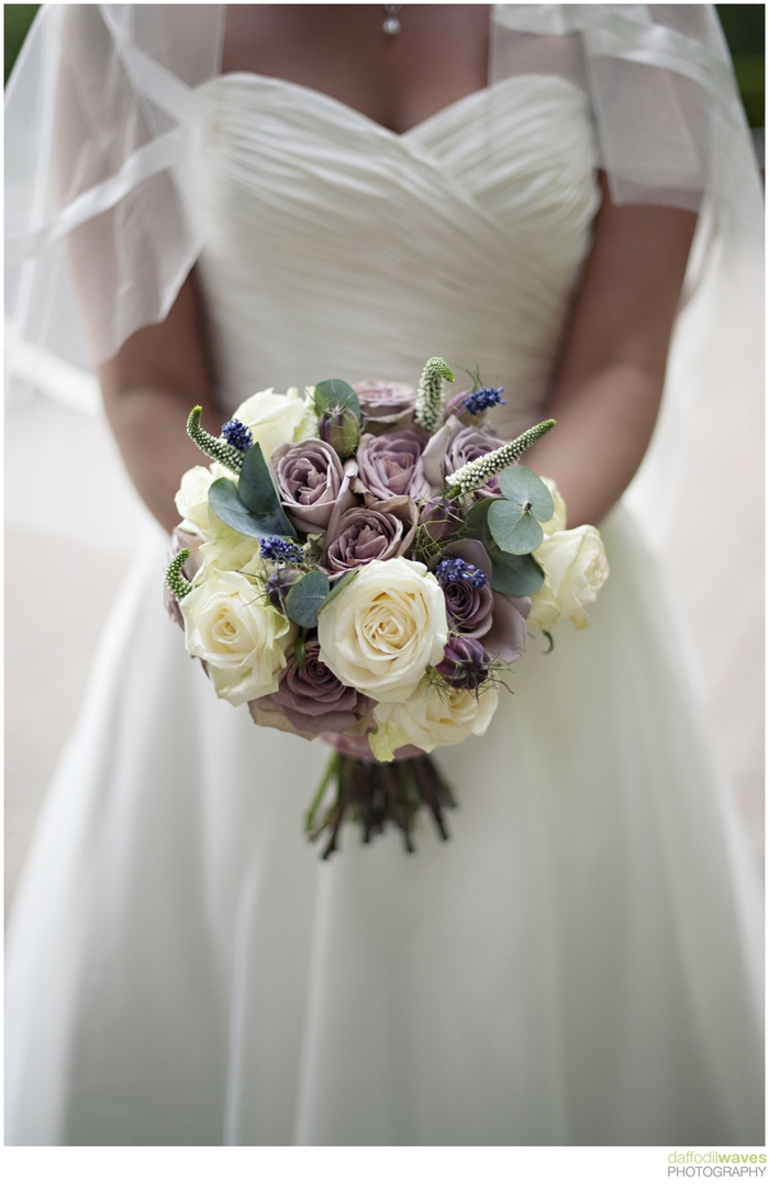 Hochzeitsstrauß vintage lila und weiße Rosen seltsame grüne Pflanzen Kleid mit Schleier