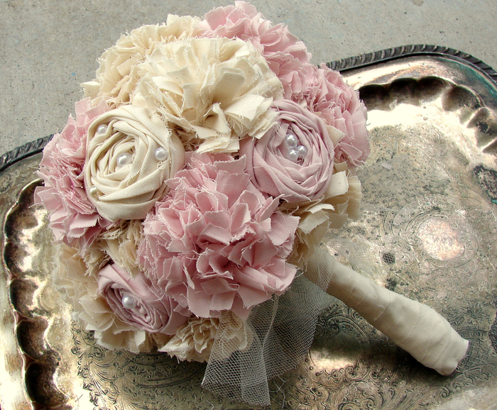 Hochzeitsstrauß vintage aus Stoff rosa und beige genähten Blumen auf Tablett