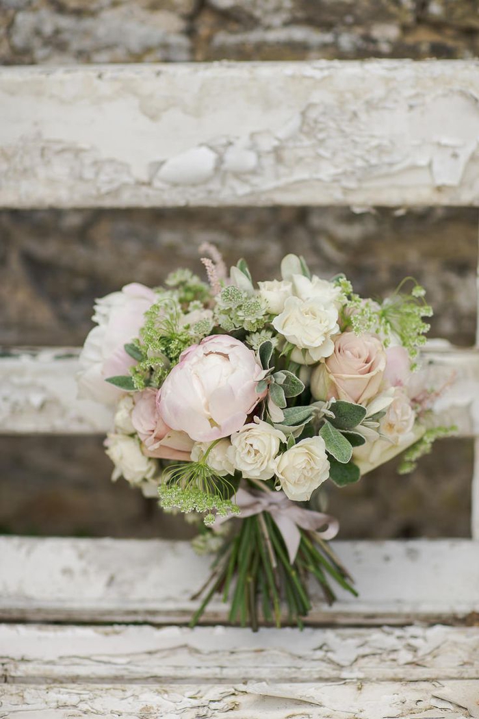 rosa und weiße Blumen mit grünen Akzent Brautstrauß Sommer auf einer vintage Bank