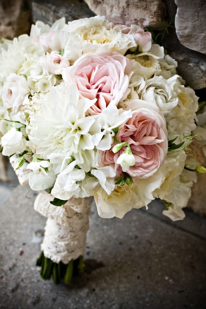 weiße und rosa Blumenstrauß mit Spitze umhüllt grüne kleine Pflanzen Brautstrauß Sommer