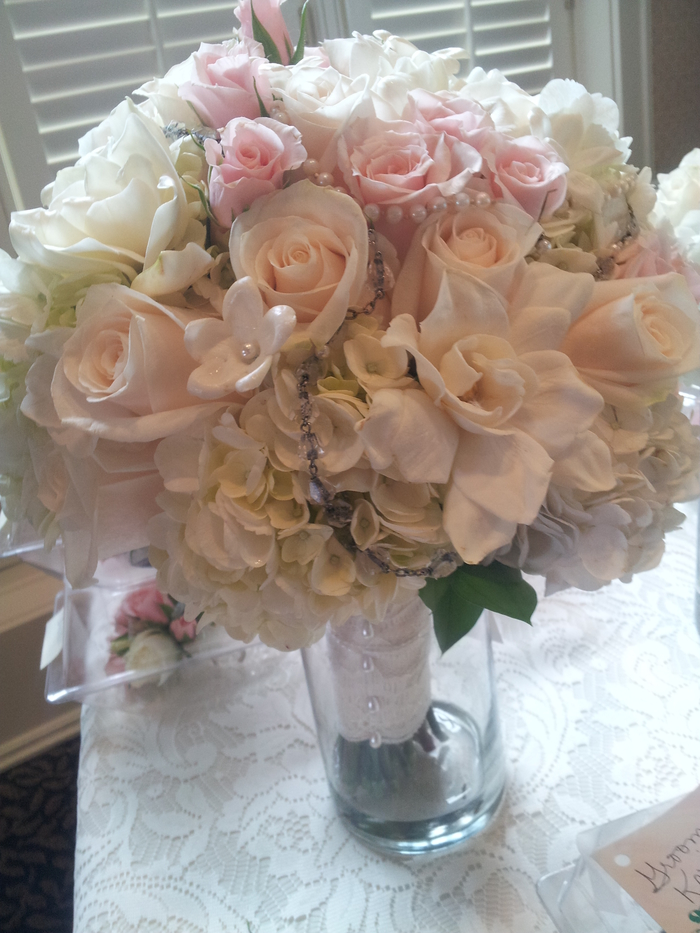 eine Glasperlen Kette als Dekoration von Brautstrauß Sommer mit echte und künstliche Blumen