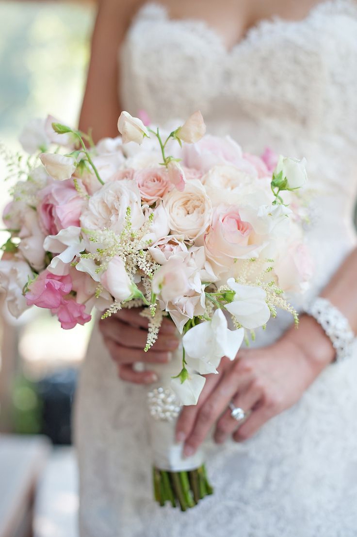 weiße und rosa Rosen Glasperlen Dekoration in der Verpackung - Brautstrauß Sommer