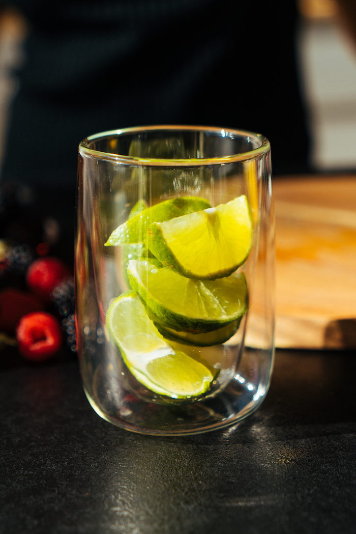 Limettenstücke ins Glas geben und leicht zerdrücken, Cocktail Rezept