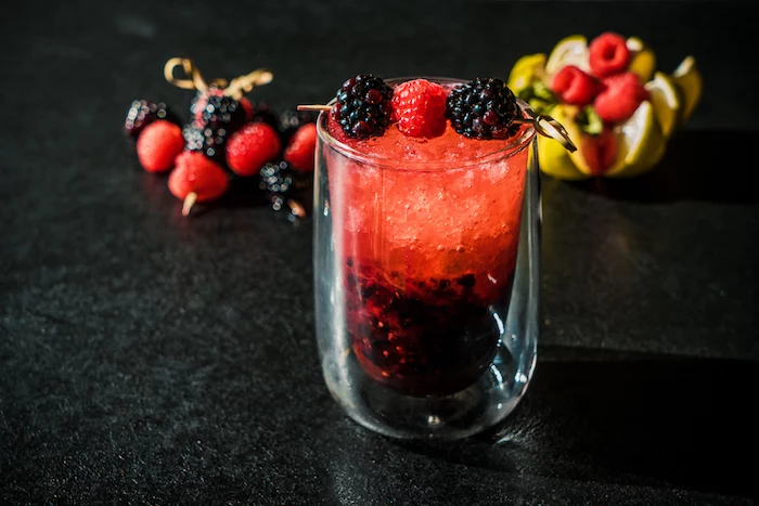 Fruchtigen Cocktail selber machen, mit frischen Himbeeren und Brombeeren 
