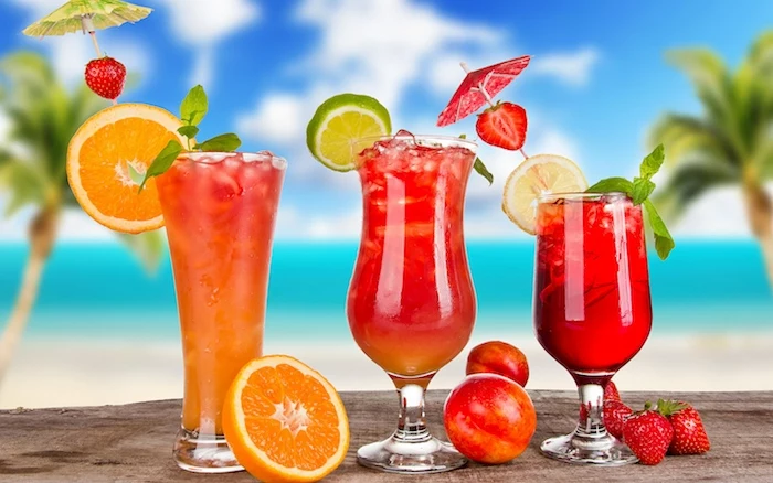 coole drinks, cocktails selber machen, obst, pfefferminze, orange, erdbeeren, limette
