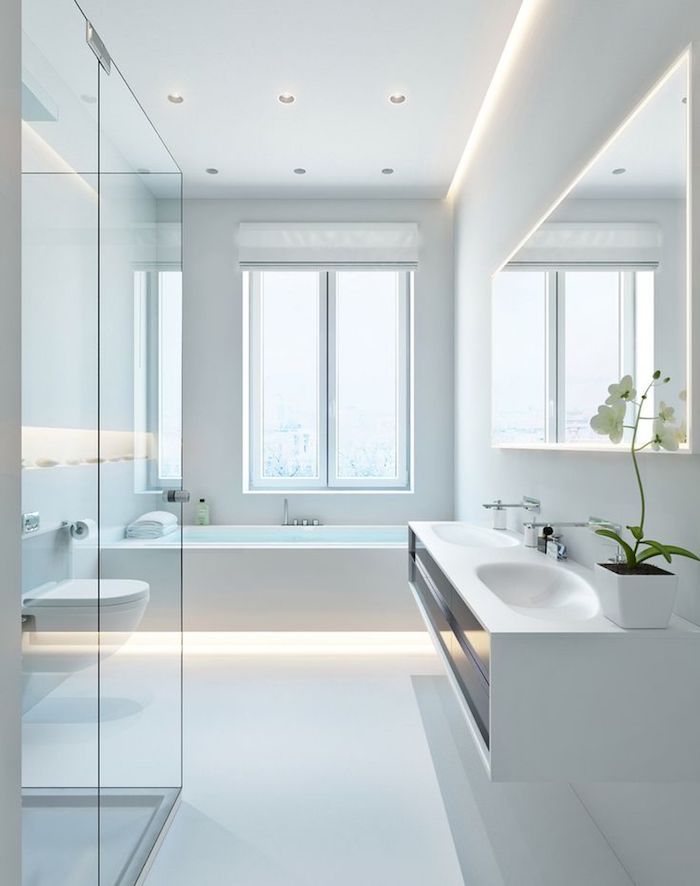 badezimmer in weiß, duschkabinne aus glas, eckiger spiegel mit beleuchtung