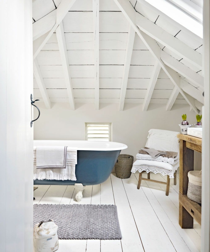 Blaue Badewanne, grauer Teppich, Dachboden maritime Badezimmer mit Dachschräge, Waschbecken aus Holz, 