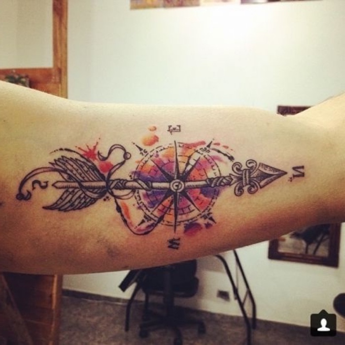 ganz tolle idee für einen bunten großen kompass tattoo mit bunten farben - water tattoo