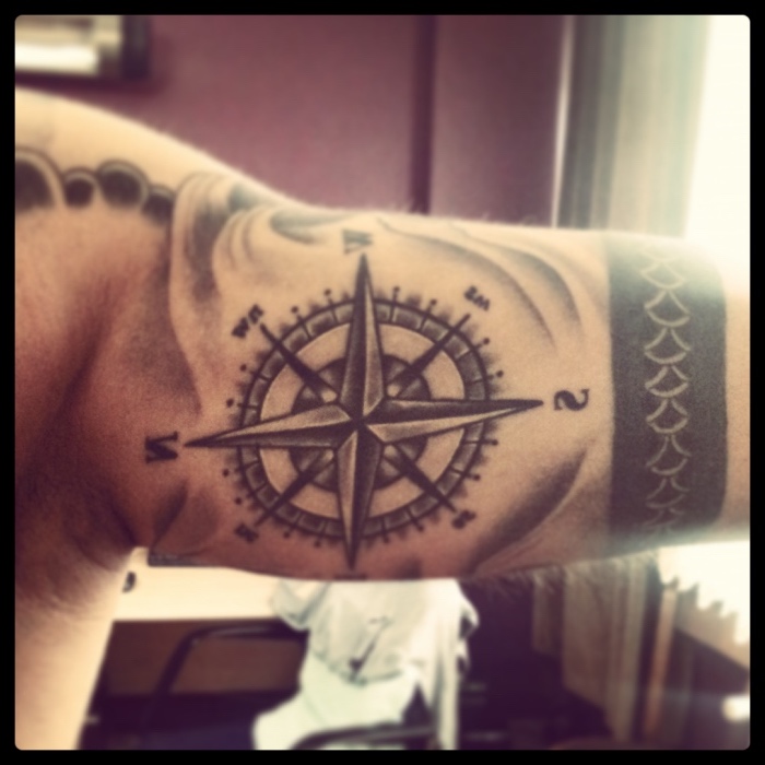 hier finden sie eine idee für einen schwarzen tattoo mit sehr schönem und auüerdem großen kompass auf der hand