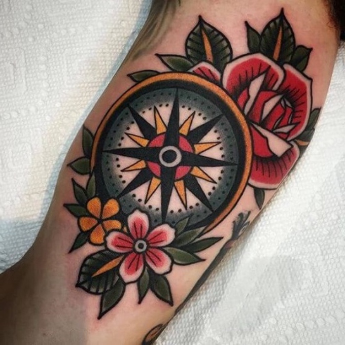 hier ist eine idee für einen kleinen schönen bunten tattoo mit einem kompass mit gelben und roten blumen