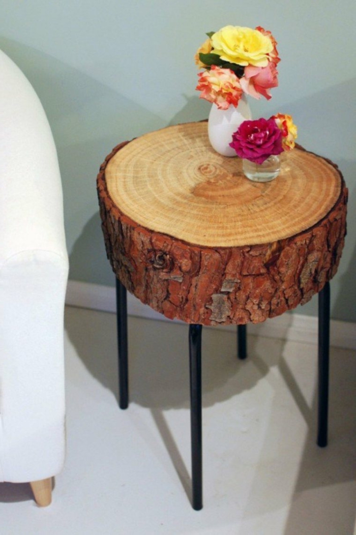 deko aus holz holzhocker hölzerne möbel kaffeetisch oder stuhl vasen darauf stellen 2 vasen mit blumen rosen