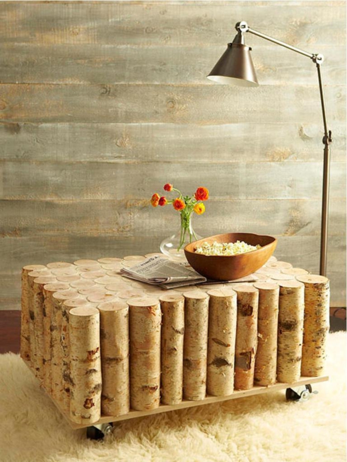 deko aus holz dekoideen für das zuhause holzstücke als tisch gestalten stehlampe dekoration blumen vase popcorn