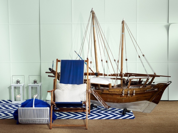 holzdeko ideen hölzerne dekorationen schiff aus holz als deko für das zuhause stuhl laterne blaue einrichtung
