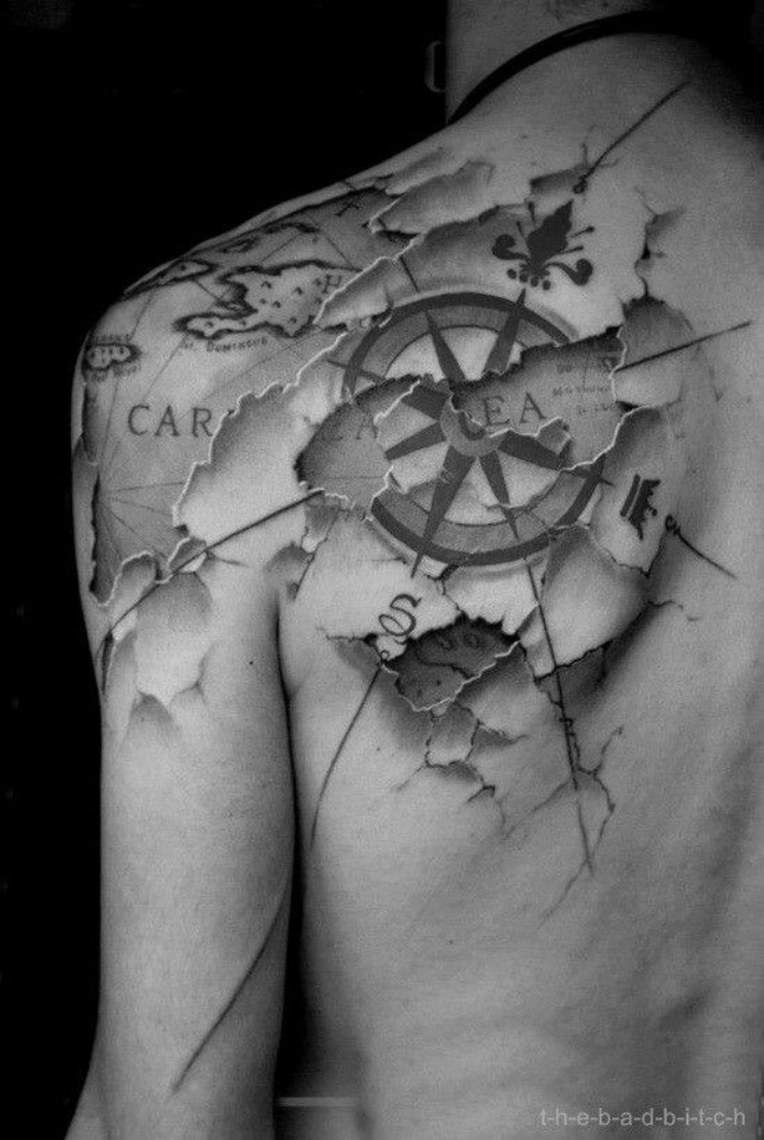 hier ist eine idee für einen compass tattoo - ein schwarzer kompass und die karte der welt - idee für einen tattoo für männer