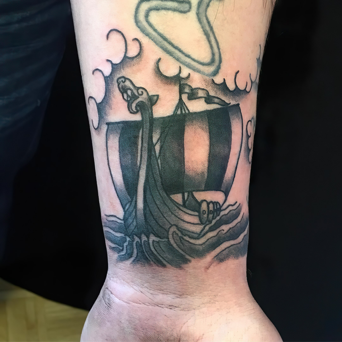 drachenboot der wikinger als tattoo auf dem arm mariorottweilertattoos
