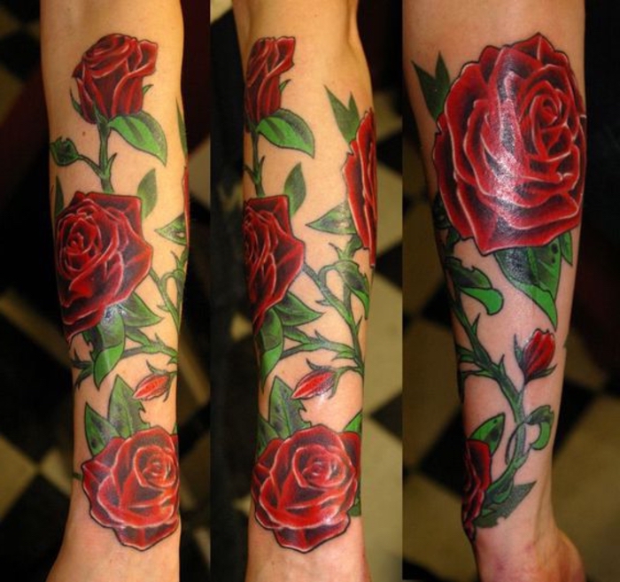 noch eine tolle idee für einen rosen tattoo auf hand- große rote rosen und grüne blätter