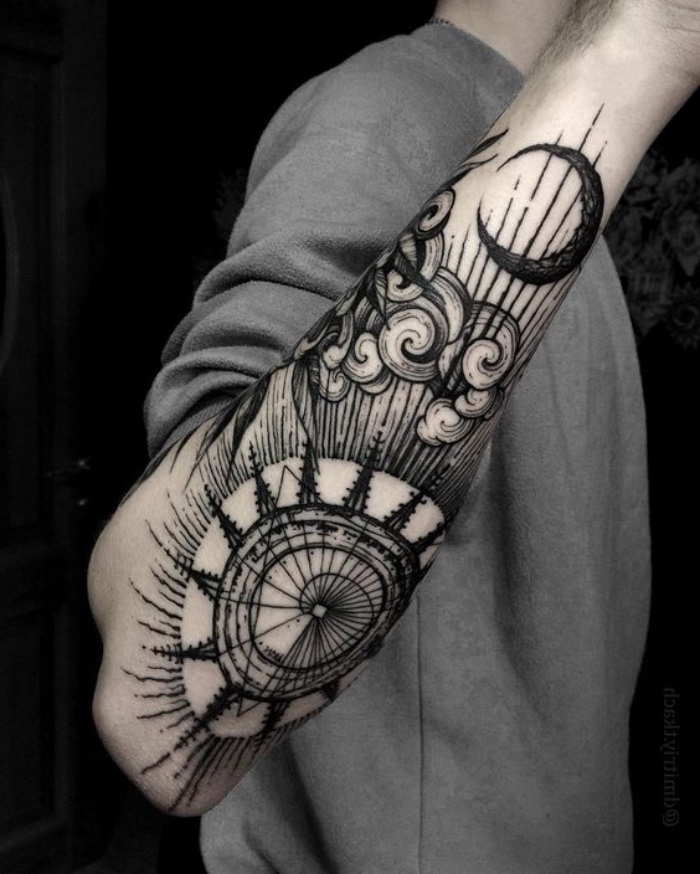 hier ist eine idee für einen schwarzen compass tattoo auf der hand eines manns - mit einem kompass, wolken und einem schwarzen mond