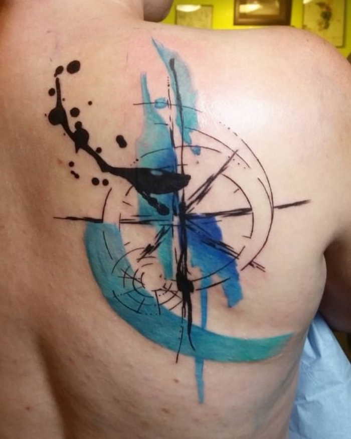inspirierende idee für einen compass tattoo mt blauen farben auf dem schulterblatt